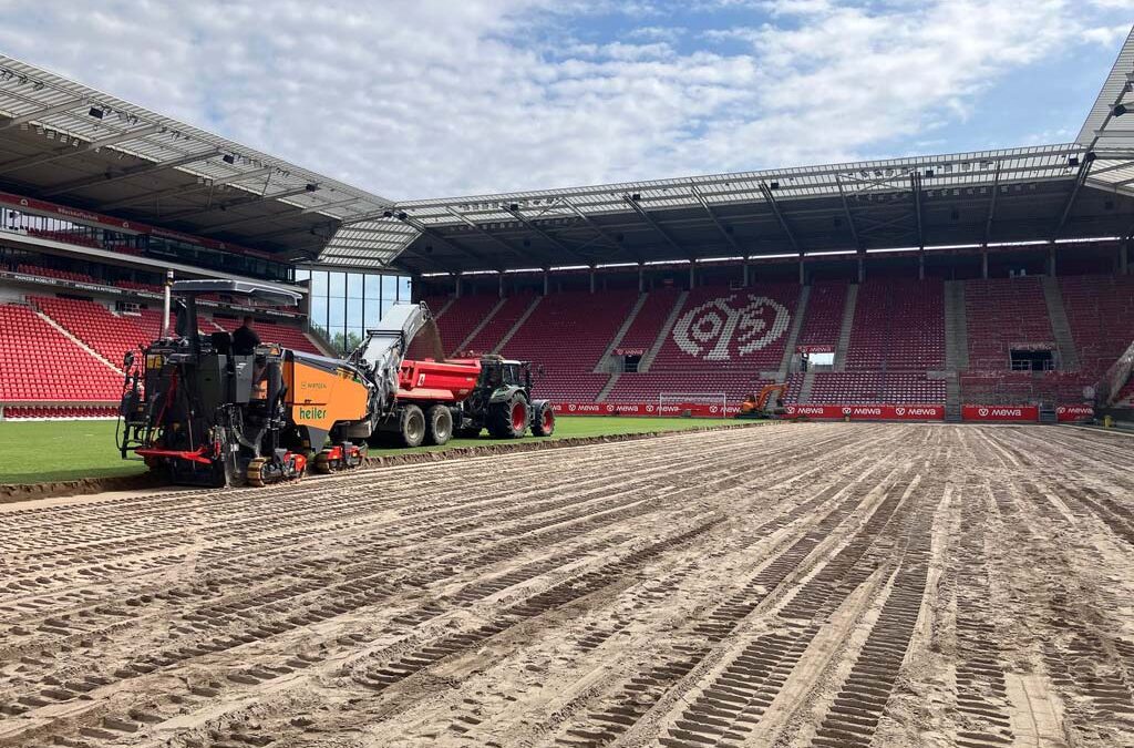 Praxis: Wie der Rasenspezialist heiler Sportplätze effizient mit präziser Maschinensteuerungstechnik erneuert