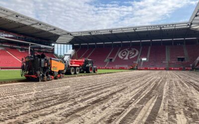 Praxis: Wie der Rasenspezialist heiler Sportplätze effizient mit präziser Maschinensteuerungstechnik erneuert