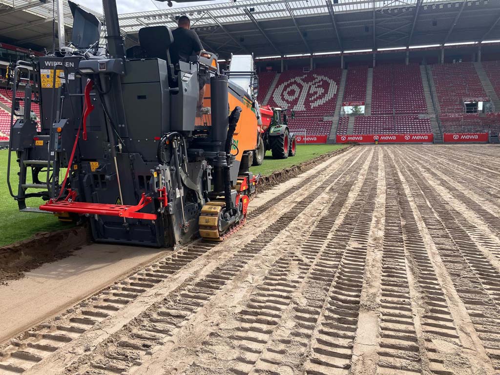 Sitech Deutschland- News - Rasenspezialist - Wirtgen Fräse